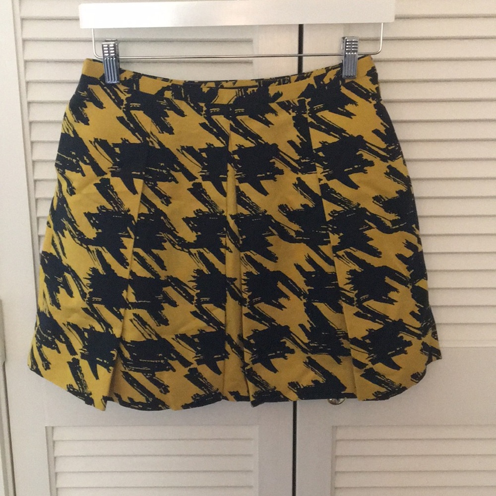 Club Monaco gold/ yellow and black pleated skirt